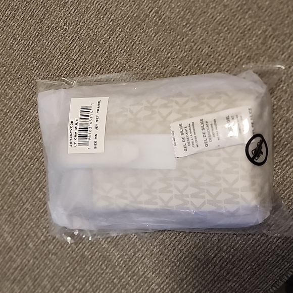 MICHAEL KORS JET SET TRAVEL PHONE CROSSBODY WITH CARD HOLDER IN SIGNATURE - Picture 2 of 7